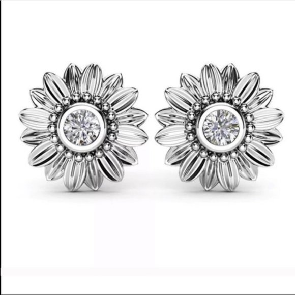 Jewelry - Very pretty silver flower sunflowers stud earrings